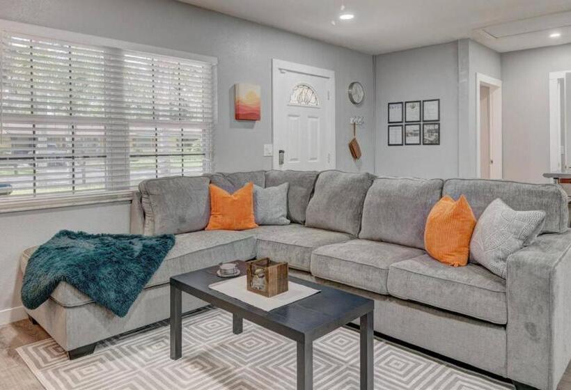 Adventure Awaits In Tampa Bay With Beautiful Decor 4br With Backyard Oasis Near Busch Gardens & Adve