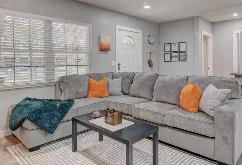 Adventure Awaits In Tampa Bay With Beautiful Decor 4br With Backyard Oasis Near Busch Gardens & Adve