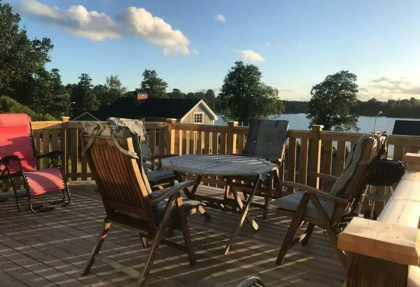 Välutrustad Stuga Med Vacker Sjöutsikt