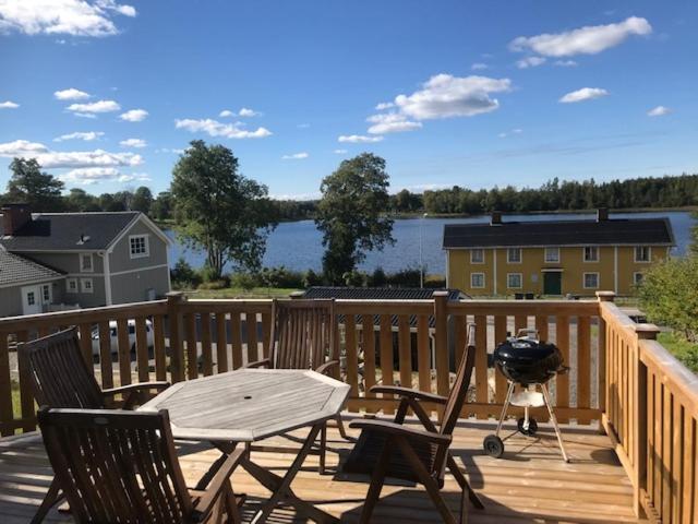 Välutrustad Stuga Med Vacker Sjöutsikt