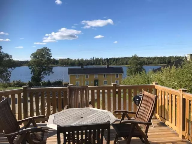 Välutrustad Stuga Med Vacker Sjöutsikt