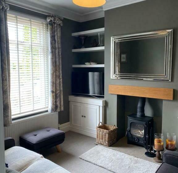 Cheerful And Spacious 3 Bed Home In Clitheroe