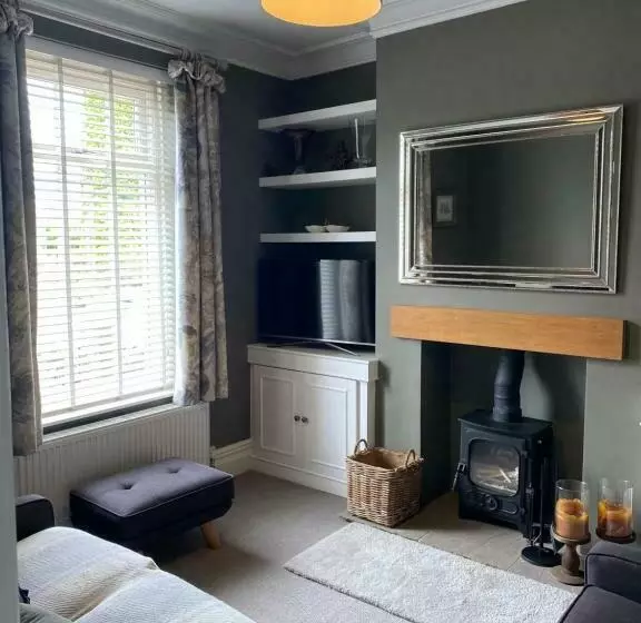 Cheerful And Spacious 3 Bed Home In Clitheroe