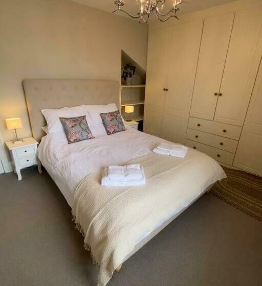 Cheerful And Spacious 3 Bed Home In Clitheroe