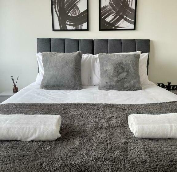 Premier Suite Bedford City Centre With Free Gym & Parking