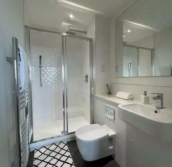 Premier Suite  Bedford City Centre With Free Gym & Parking