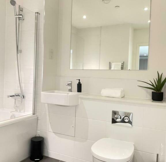 Premier Suite Bedford City Centre With Free Gym & Parking