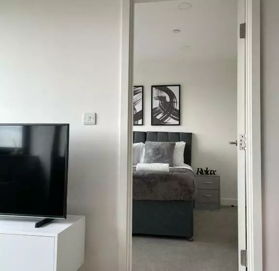 Premier Suite  Bedford City Centre With Free Gym & Parking