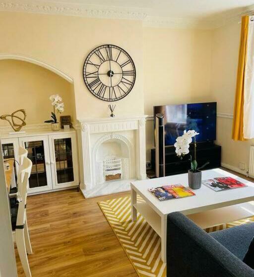 Superb And Comfortable 3bd Home In Dagenham
