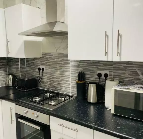 Superb And Comfortable 3bd Home In Dagenham