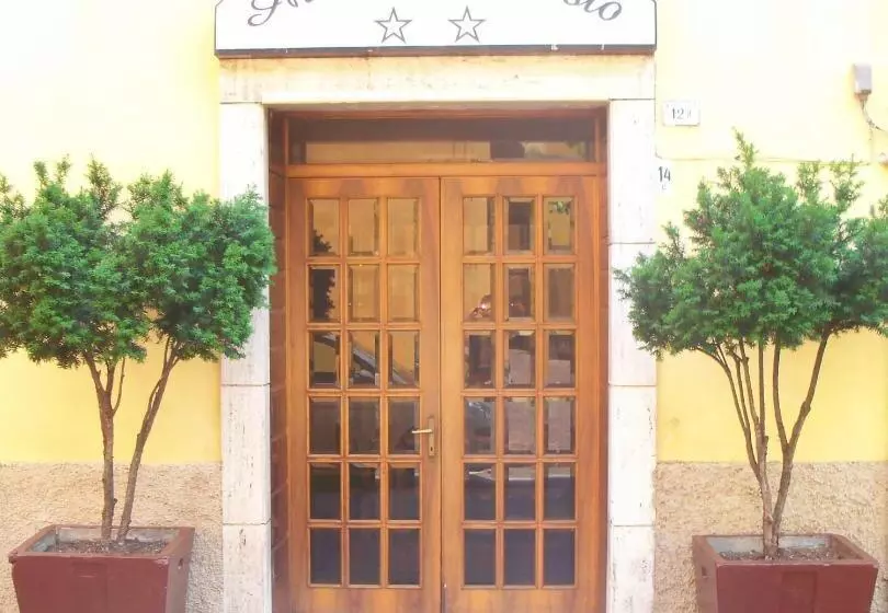 هتل Ariosto Centro Storico