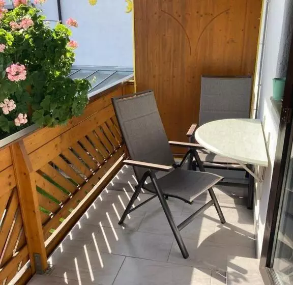 Hotelli Gästehaus Und Weinbau Zur Wiederkehr Strudler