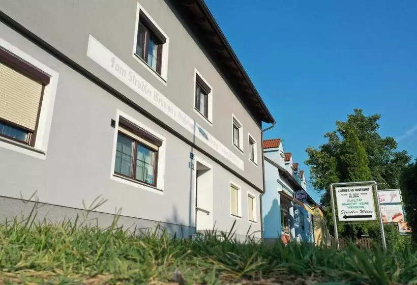 Hotelli Gästehaus Und Weinbau Zur Wiederkehr Strudler