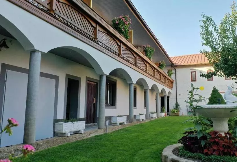 Hotelli Gästehaus Und Weinbau Zur Wiederkehr Strudler