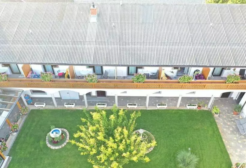 Hotelli Gästehaus Und Weinbau Zur Wiederkehr Strudler