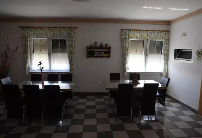 Hotelli Gästehaus Und Weinbau Zur Wiederkehr Strudler