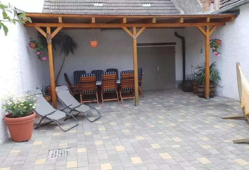 Hotelli Gästehaus Und Weinbau Zur Wiederkehr Strudler