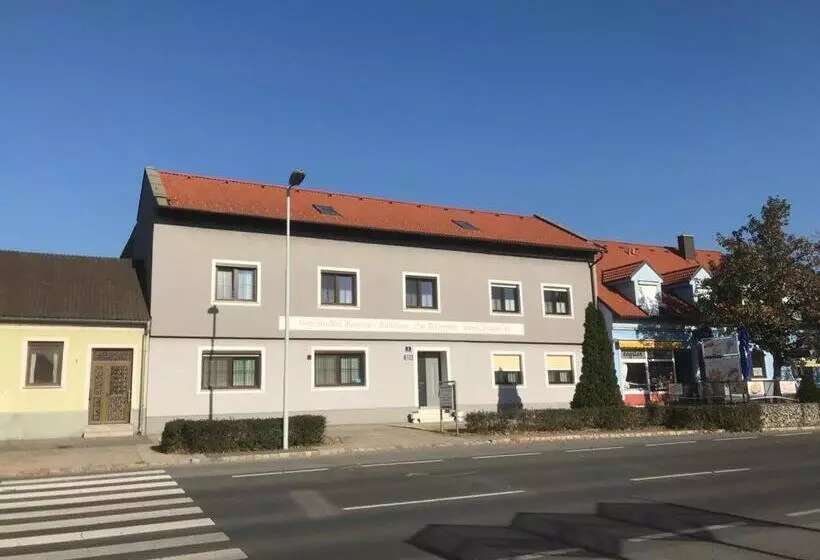 Hotelli Gästehaus Und Weinbau Zur Wiederkehr Strudler