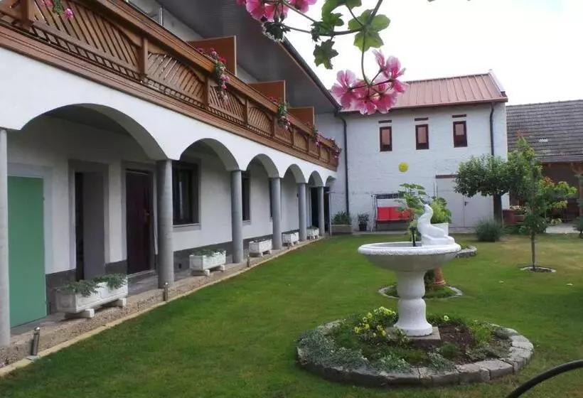 Hotelli Gästehaus Und Weinbau Zur Wiederkehr Strudler