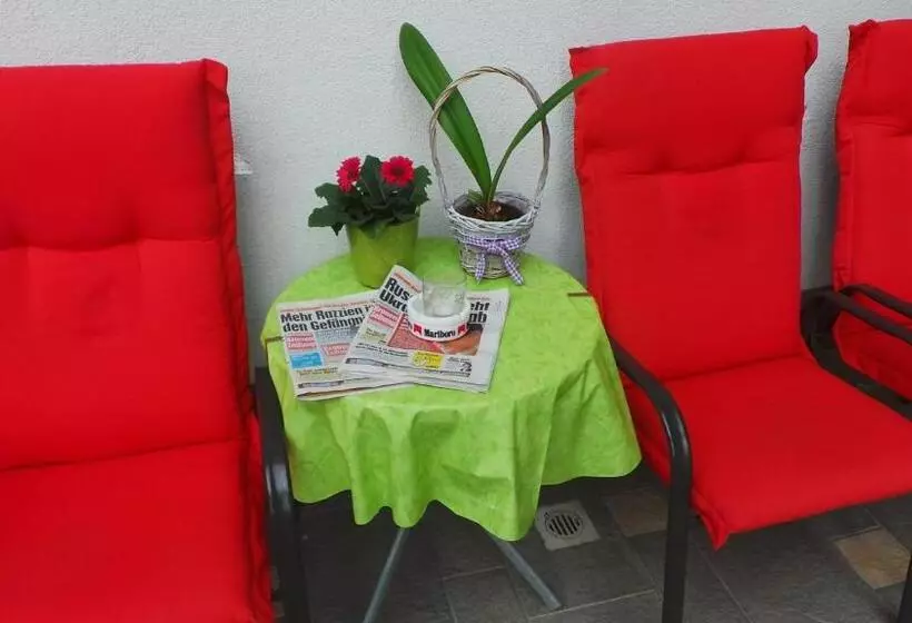 Hotelli Gästehaus Und Weinbau Zur Wiederkehr Strudler