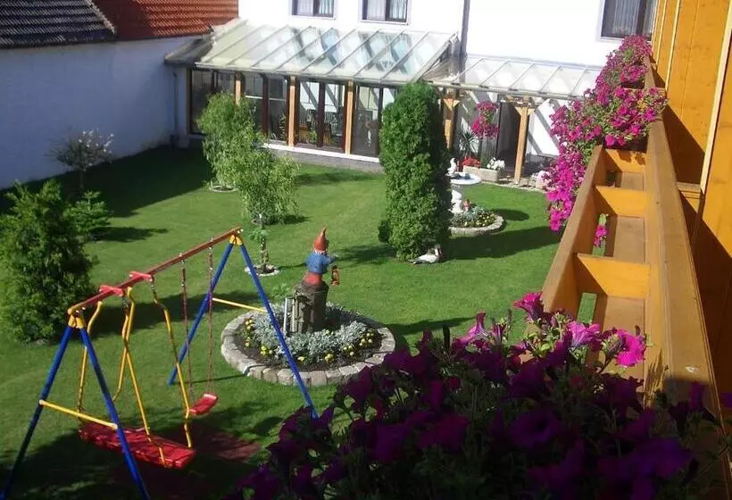 Hotelli Gästehaus Und Weinbau Zur Wiederkehr Strudler