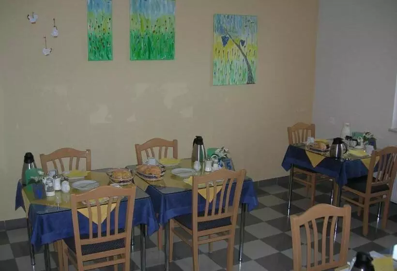 Hotelli Gästehaus Und Weinbau Zur Wiederkehr Strudler