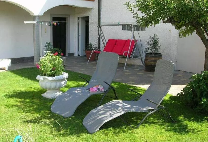 Hotelli Gästehaus Und Weinbau Zur Wiederkehr Strudler