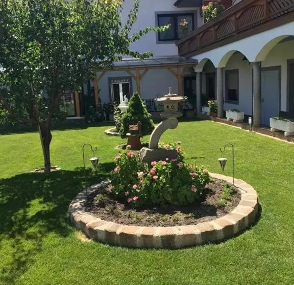 Hotelli Gästehaus Und Weinbau Zur Wiederkehr Strudler