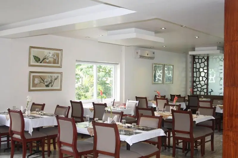 Hotel White Parrot
