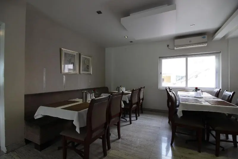 Hotel White Parrot