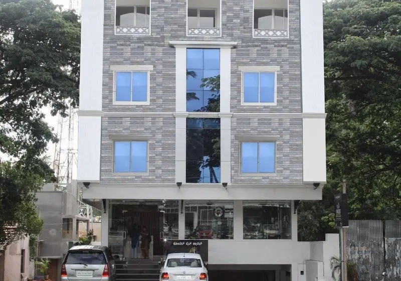 Hotel White Parrot