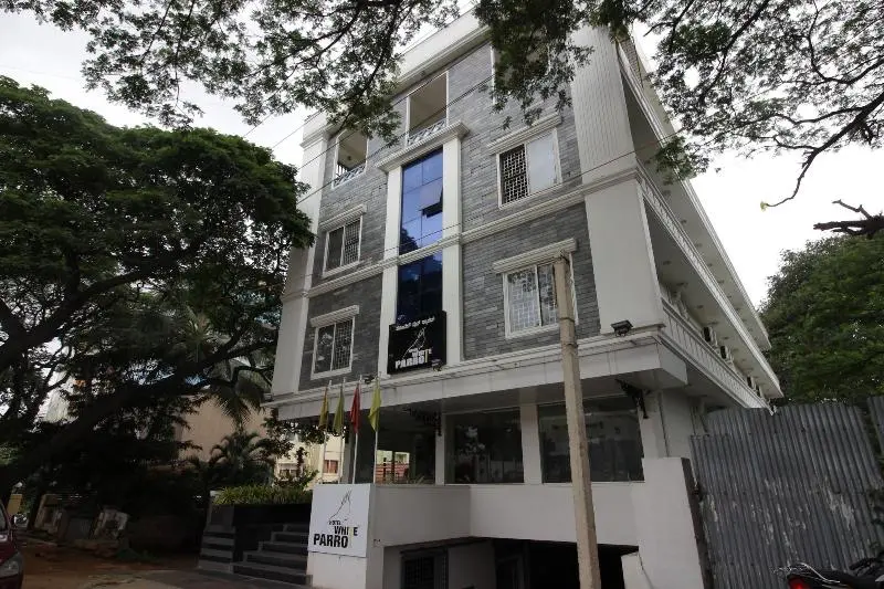 Hotel White Parrot