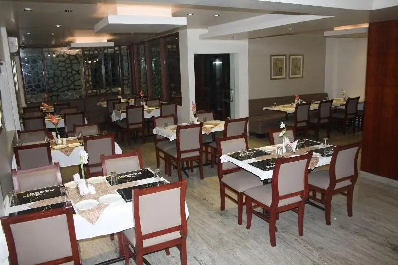 Hotel White Parrot