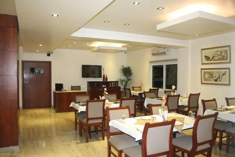 Hotel White Parrot