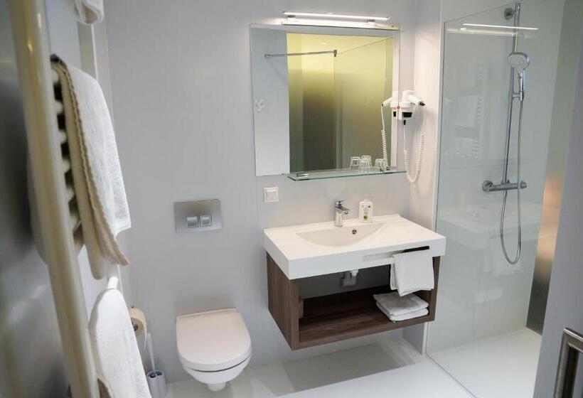 Simon   Hotel & Café