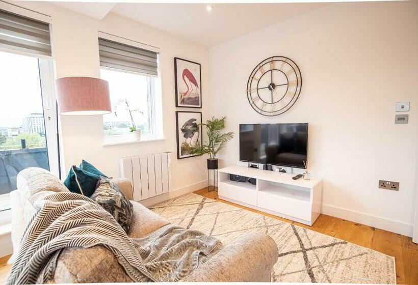 Deluxe Chic 1 2 Bed Apts Near Heathrow Legoland Windsor Slough