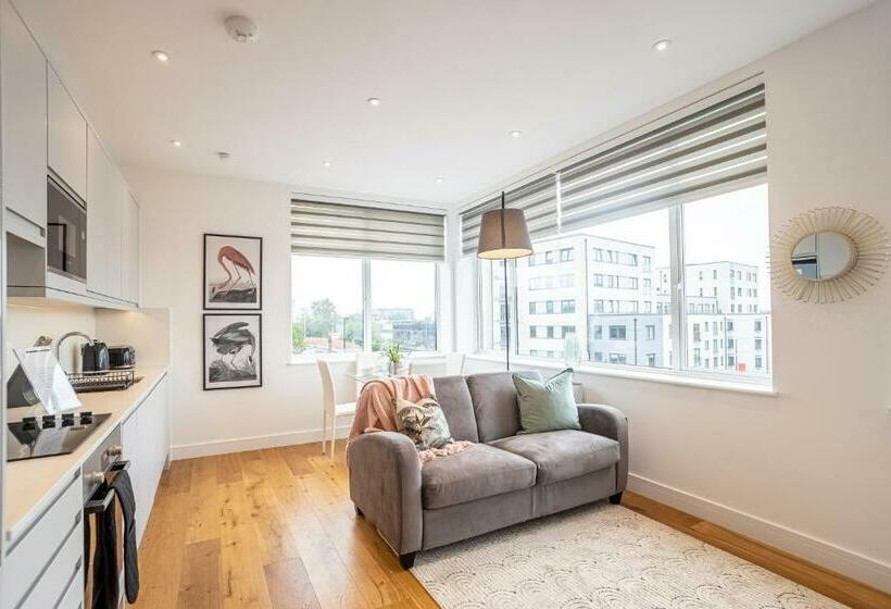 Deluxe Chic 1 2 Bed Apts Near Heathrow Legoland Windsor Slough