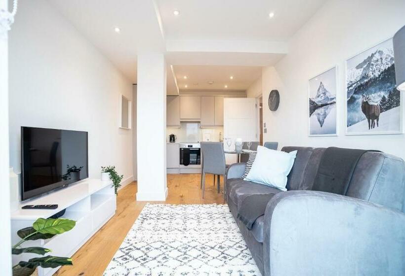 Deluxe Chic 1 2 Bed Apts Near Heathrow Legoland Windsor Slough