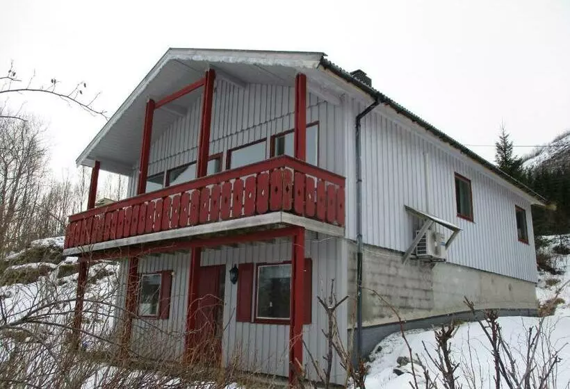 Halsfjord Cabin