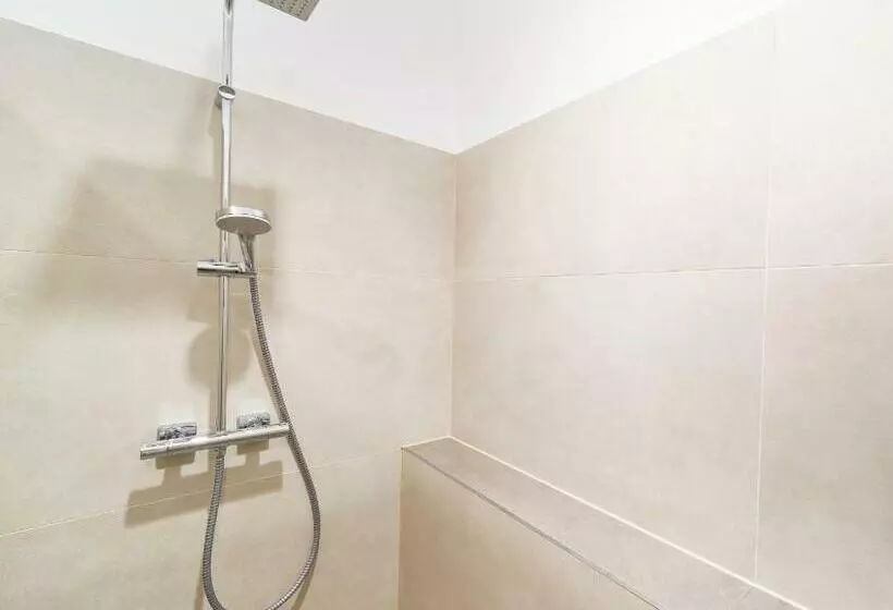 Design Apartment Mit Kostenfreiem Garagen Parkplatz Im Zentrum