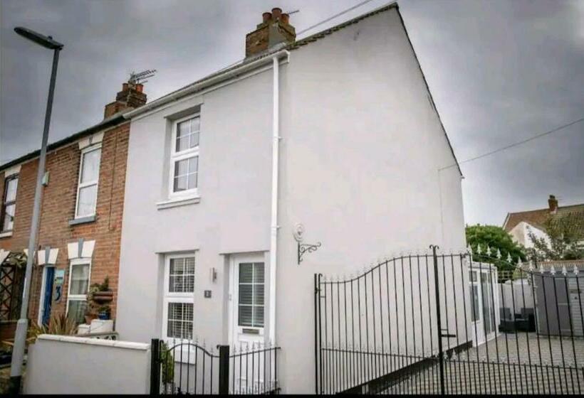 Caister Cottage, Beach 1 Minute Walk Away