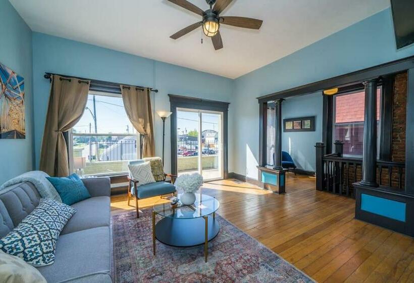 Foodies Retreat Downtown And A View