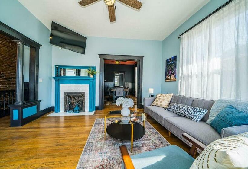 Foodies Retreat Downtown And A View