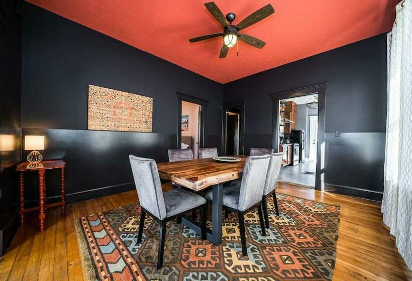 Foodies Retreat Downtown And A View