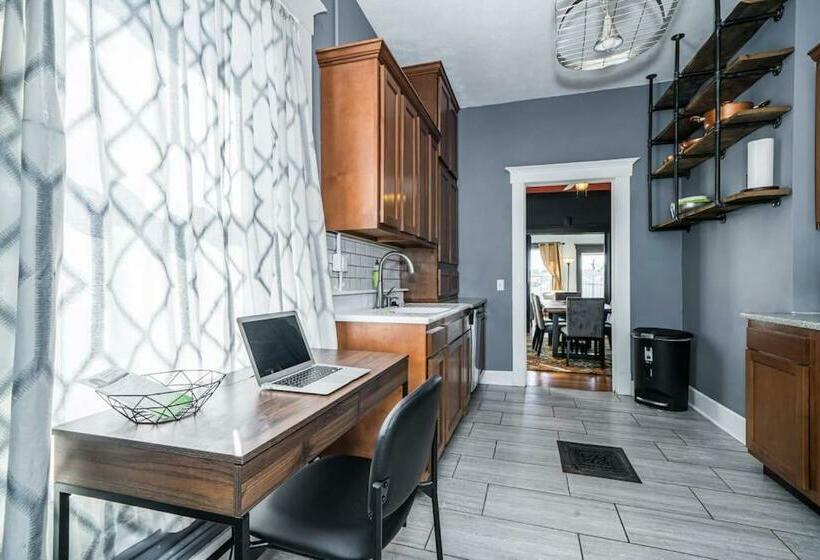 Foodies Retreat Downtown And A View