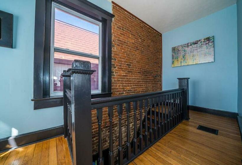 Foodies Retreat Downtown And A View