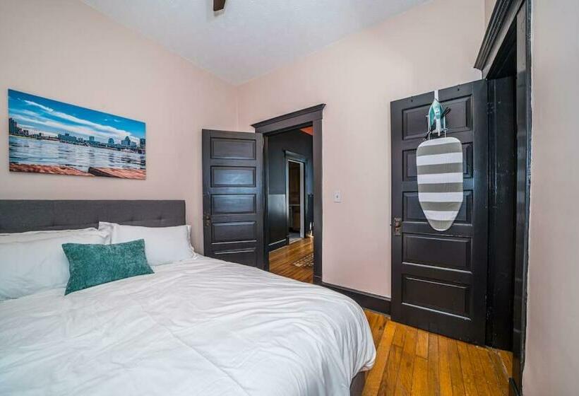 Foodies Retreat Downtown And A View