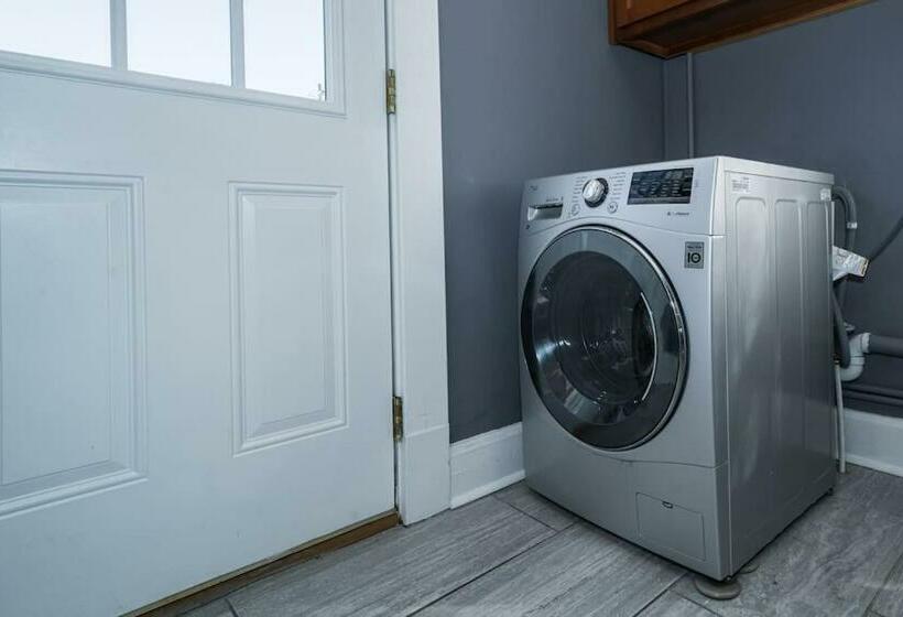 Foodies Retreat Downtown And A View