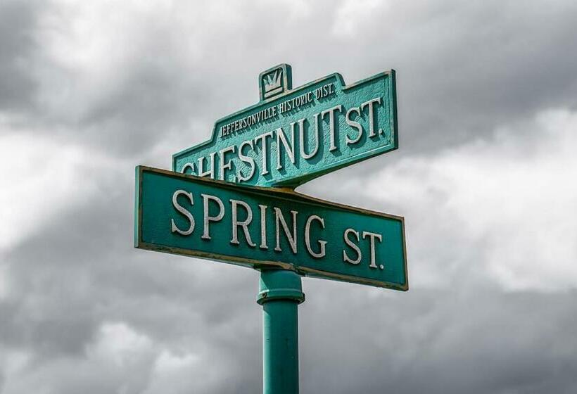 Foodies Retreat Downtown And A View