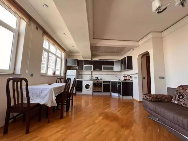 Lovely 1bedroom Flat With A Full View Of F1 Drs Zone And Flame Towers